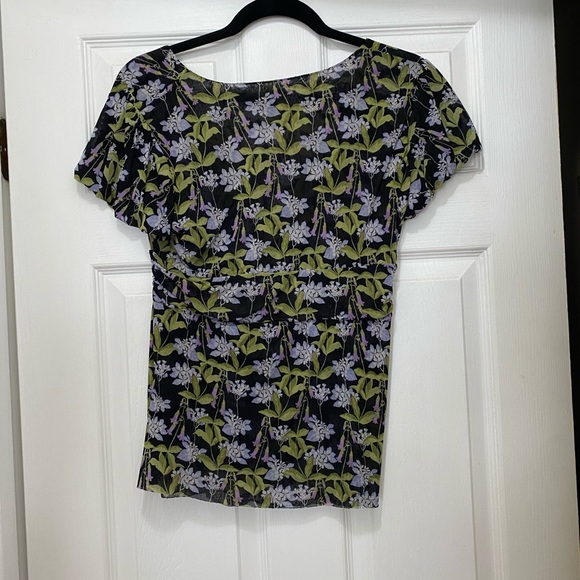 Black short sleeve with purple flowers - Picture 2 of 2